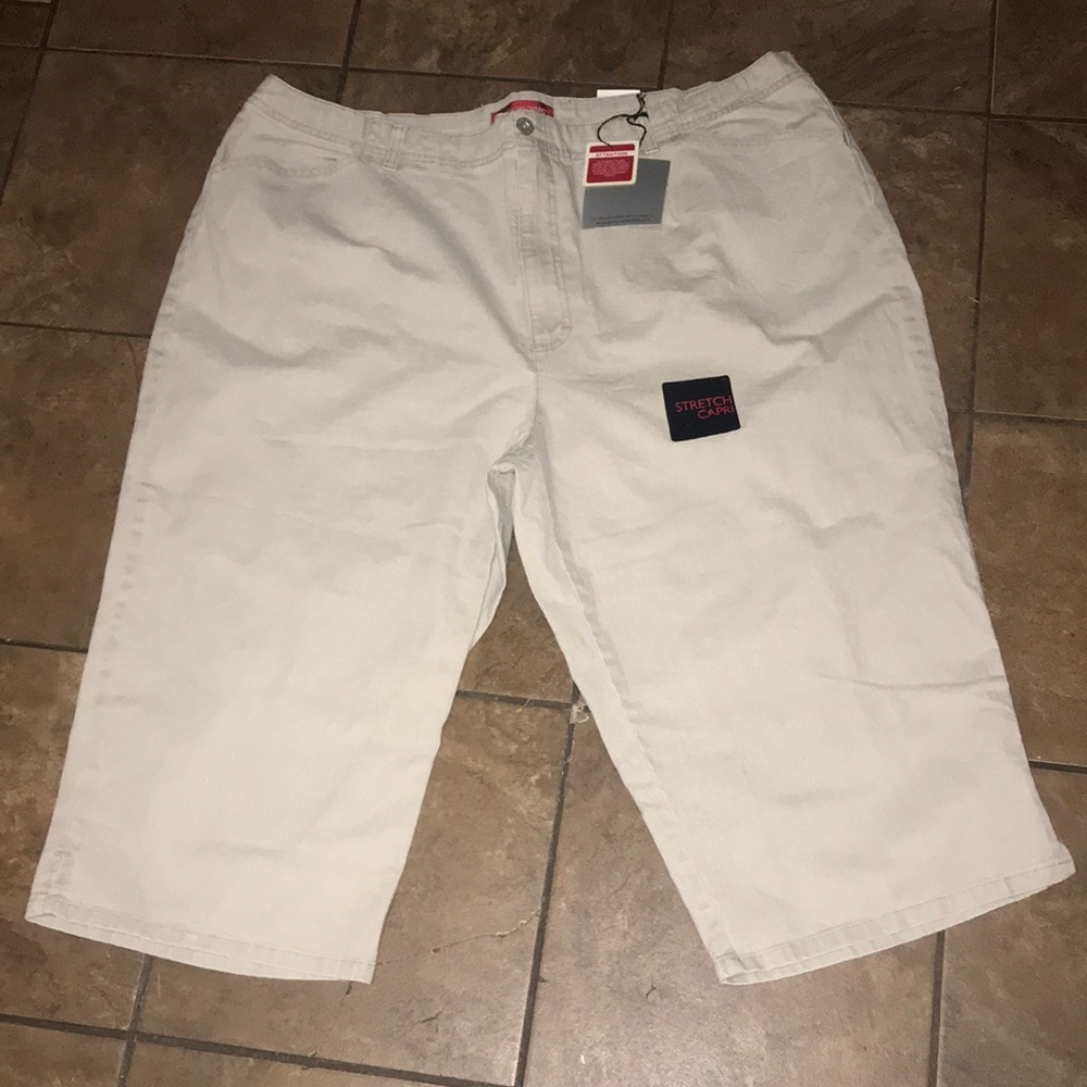 NWT Women’s Stretch Capris